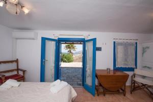 1 dormitorio con 1 cama y baño con bañera en Mykonian Luxury Villa Victoria with Private Pool, en Ftelia