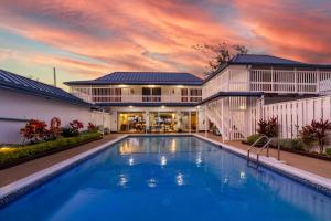 una imagen de una casa con piscina en Villa Turrasann, en Runaway Bay