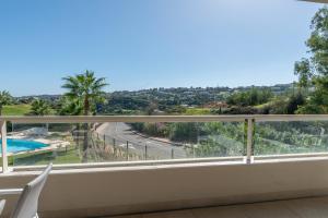 een balkon met uitzicht op een zwembad bij Luxury & Comfort breathtaking views - La Cala Golf in Mijas