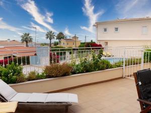 balkon z widokiem na basen w obiekcie Balaia Mar House - Sea View & Playground & Garage & BBQ & Albufeira w Albufeirze