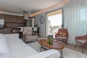 een woonkamer met een witte bank en een tafel bij Luxury & Comfort breathtaking views - La Cala Golf in Mijas