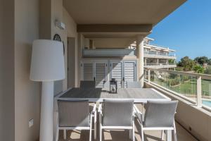 een balkon van een huis met een tafel en stoelen bij Luxury & Comfort breathtaking views - La Cala Golf in Mijas