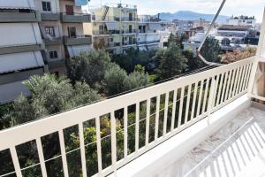 balcón con vistas a la ciudad en Stylish New Paradise Apt for 2 in Marousi, en Atenas