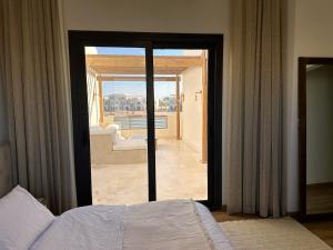 Postel nebo postele na pokoji v ubytování Charming 3BR Villa/Free Pool & Lagoon Access@Gouna