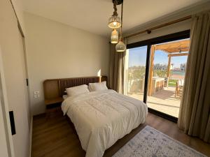Postel nebo postele na pokoji v ubytování Charming 3BR Villa/Free Pool & Lagoon Access@Gouna