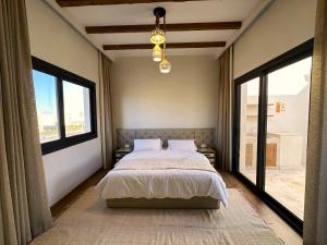 Postel nebo postele na pokoji v ubytování Charming 3BR Villa/Free Pool & Lagoon Access@Gouna