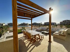 Balkón nebo terasa v ubytování Charming 3BR Villa/Free Pool & Lagoon Access@Gouna