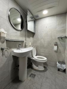 La salle de bains est pourvue de toilettes, d'un lavabo et d'un miroir. dans l'établissement Green house room 101, à Séoul