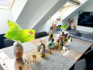 una mesa con un montón de figuritas de juguete en ella en Bienvenue dans le cyan 2 à 6 couchages en Cholonge