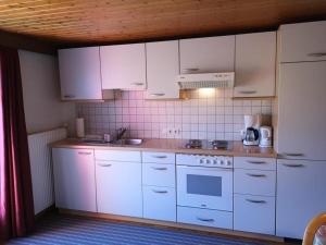 Ett kök eller pentry på Ferienwohnung Haus Kipfen Sibratsgfäll