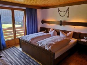 Säng eller sängar i ett rum på Ferienwohnung Haus Kipfen Sibratsgfäll