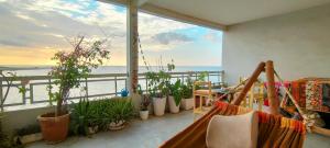 einen Balkon mit Pflanzen und Meerblick in der Unterkunft Teranga Lebou in Dakar