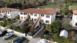 an aerial view of a white house with a yard at Trilocale Lacona Mare - Zona mare con clima e posto auto in Lacona