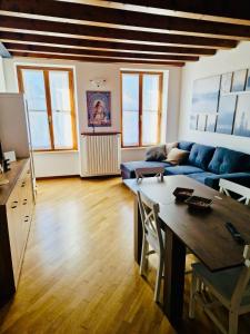 明乔河畔的瓦雷奇奥Casa Linda - Vicino al parco Sigurtà e Valeggio的客厅里有一张蓝色的沙发和一张桌子