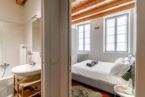1 dormitorio con cama, lavabo y ventana en Calicantus Apollo - The House Of Travelers, en Como