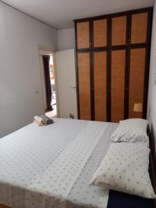 a bedroom with a large bed and a wooden door at MORADIAS I02/C in Prainha