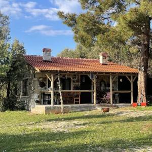 ein Haus mit amerikanischer Flagge davor in der Unterkunft Saklı Doğa Çiftlik Hayatı Taş Ev in Urla