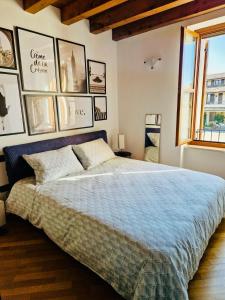 明乔河畔的瓦雷奇奥Casa Linda - Vicino al parco Sigurtà e Valeggio的一间卧室，配有一张大床和一扇窗户。 更多7张照片