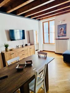 明乔河畔的瓦雷奇奥Casa Linda - Vicino al parco Sigurtà e Valeggio的带木桌的客厅和厨房