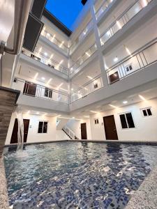 una piscina cubierta en un edificio con una fuente de agua en Luxury Suite near Clark International Airport en Ángeles