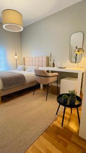 um quarto com uma cama, uma secretária e um espelho em Estilosa casa golf em Gorraiz