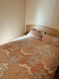 Кровать или кровати в номере 6 Berth Caravan At Dovercourt Holiday Park In Essex Ref 44006s