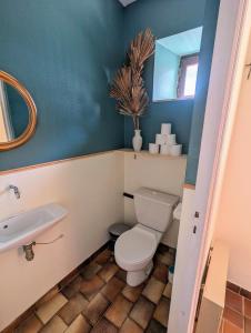 La salle de bains est pourvue de toilettes et d'un lavabo. dans l'établissement Sweet Home Dordogne between Sarlat-Souillac, à Peyrillac-et-Millac