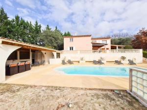 uma villa com uma piscina e uma casa em Bas de villa avec Piscine et Terrasse au calme em Contes