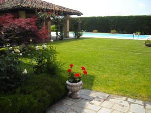Bazén v ubytovaní Torre dei Frati Bed & Breakfast alebo v jeho blízkosti