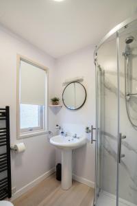 bagno con lavandino e doccia di Lodge -3 Bedrooms - Hunters Quay a Kilmun