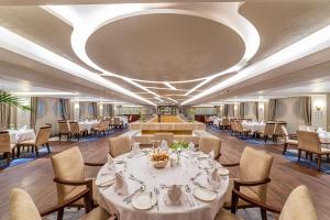 uma grande sala de jantar com mesas e cadeiras em Sonesta Sun Goddess Cruise Ship From Luxor to Aswan - 04 & 07 nights Every Monday em Luxor