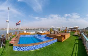 בריכת השחייה שנמצאת ב-Sonesta Sun Goddess Cruise Ship From Luxor to Aswan - 04 & 07 nights Every Monday או באזור