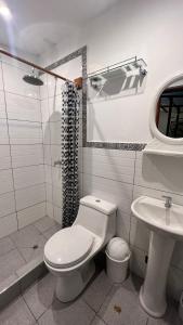 La salle de bains est pourvue de toilettes et d'un lavabo. dans l'établissement CHALET TARAPOTO, à Tarapoto