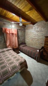 Zimmer mit 2 Betten und einer Decke in der Unterkunft Cabañas los álamos in Termas de Río Hondo
