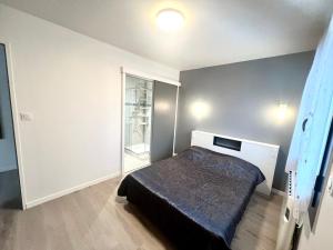 1 dormitorio con cama y ventana. en Résidence ATIPYC, en Marssac-sur-Tarn