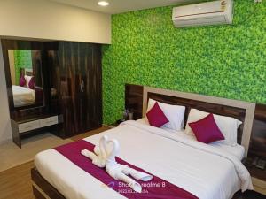 Singur的住宿－Gharana Resort，卧室里设有一张床,上面有一只动物