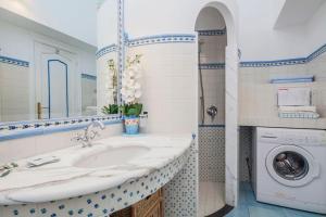 Et badeværelse på Divina Costiera Praiano