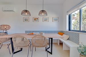 Casa Ferraguido by Portucasa في فيريغودو: غرفة طعام مع طاولة وكراسي