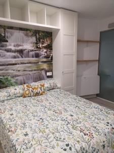 ein Schlafzimmer mit einem Bett und einem Gemälde an der Wand in der Unterkunft Cathedral and Castle in Burgos