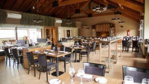 Um restaurante ou outro lugar para comer em Xelena Hotel & Suites
