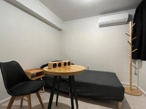 Cette chambre comprend un lit, une table et une chaise. dans l'établissement Green house room 101, à Séoul