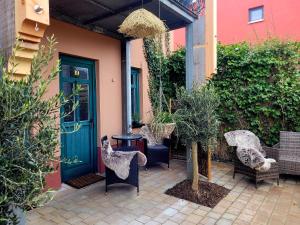 eine Terrasse mit Stühlen und einer blauen Tür in der Unterkunft Pension Lavida Usedom in Zinnowitz