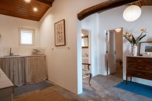 a kitchen with a table and a chair in a room at Refugio d'Alma in Mafra