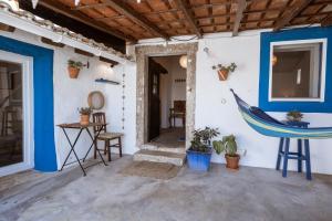 a room with a hammock in a house at Refugio d'Alma in Mafra