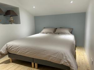 1 dormitorio con 1 cama grande en una habitación en Terre Do Maro, en Le Perrier