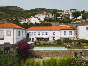 Blick auf ein Haus mit einem Pool in der Unterkunft Quinta da Travessa - Douro in Covelinhas