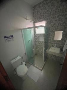y baño con ducha, aseo y lavamanos. en Anexo Canadense - Pousada Mineira SJB, en São João da Barra