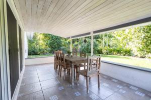 En balkon eller terrasse på Tropical Private Oasis Mins from Beach & Downtown