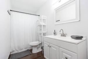 Et badeværelse på Tropical Private Oasis Mins from Beach & Downtown + 29 billeder