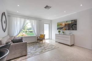 Et opholdsområde på Tropical Private Oasis Mins from Beach & Downtown